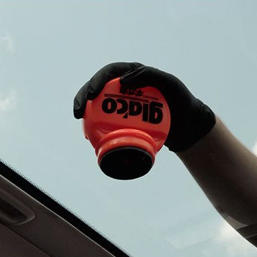 Auftragen der Glaco Roll-on Max Scheibenbeschichtung auf eine Autoscheibe