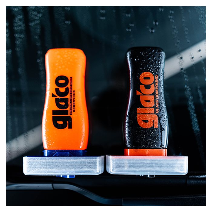 Soft99 Glaco Anti-Regen-Beschichtung Set mit Wasserperlen auf den Flaschen.