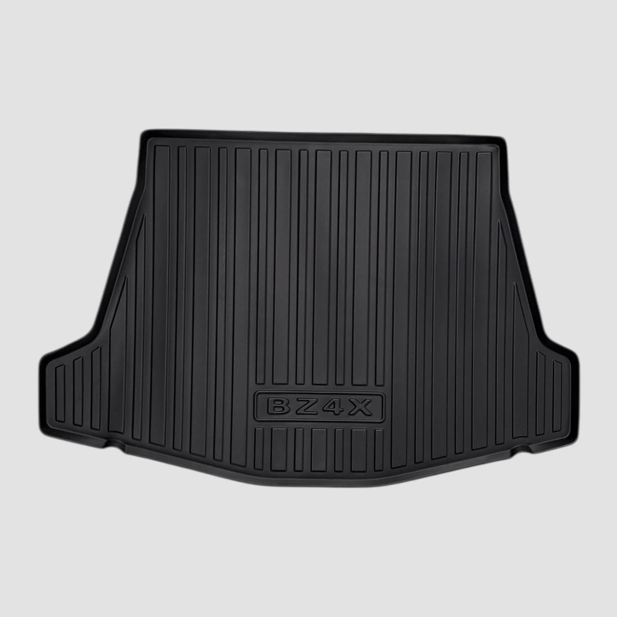 Schwarze Allwetter-Kofferraummatte für Toyota bZ4X, von vorne vor grauem Hintergrund gesehen.