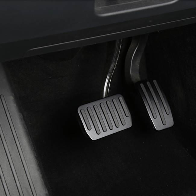 Montiertes Bild von mattschwarzen Aluminium-Pedalen für Tesla