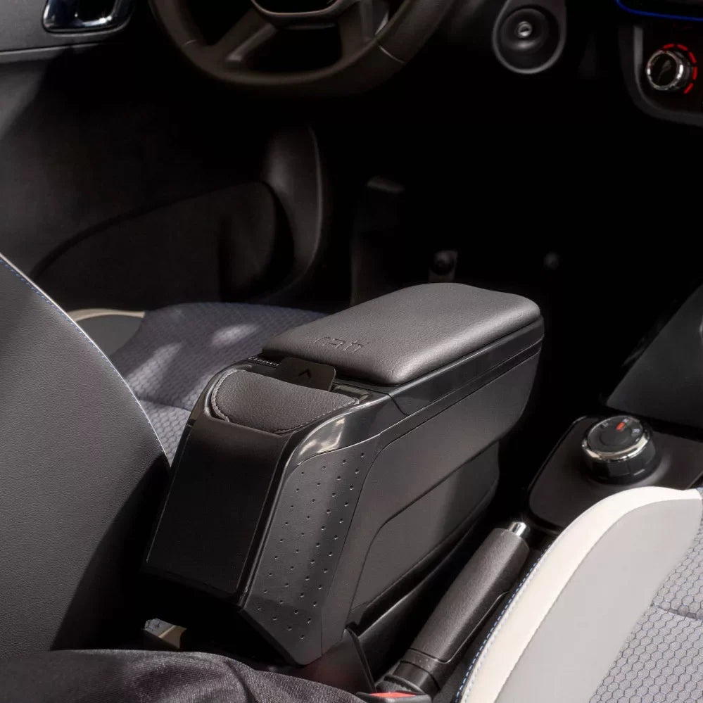 Sort RATI armlæn monteret i grå kabine i Citroën e-C3, set fra vinkel med udsigt til rat
