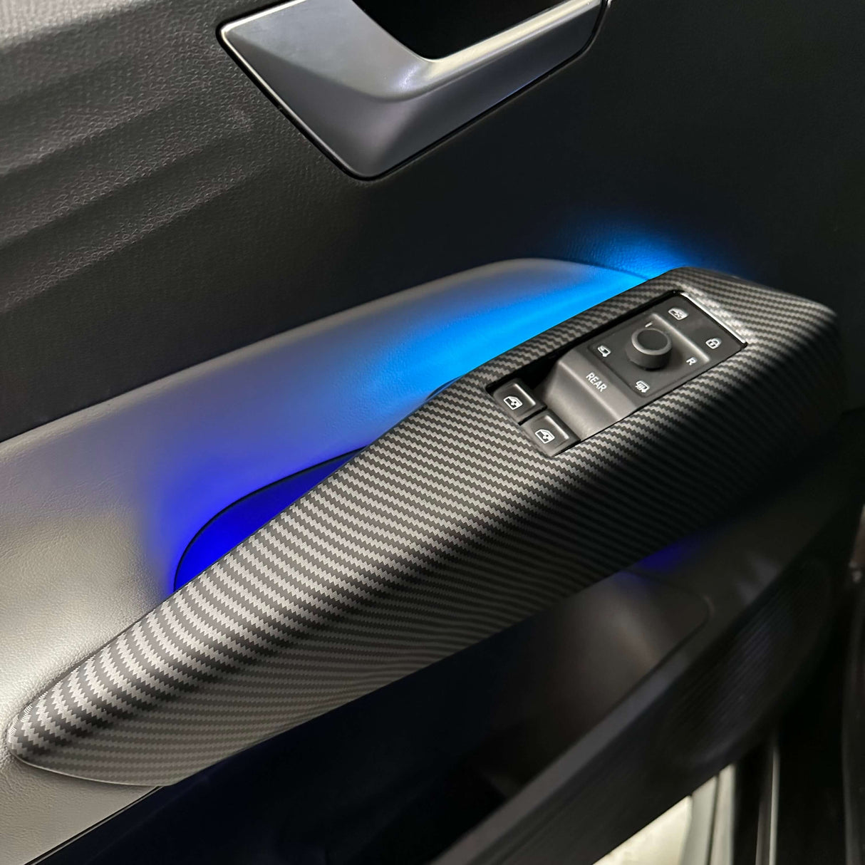 Mattes Carbon-Look-Abdeckung für Tür, mit blauem Licht, für VW ID.3 und ID.4.