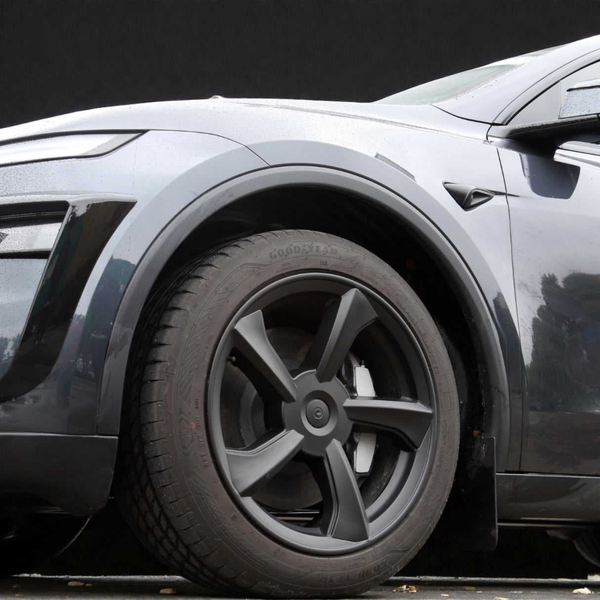 Radkappen an einem Tesla Model Y Juniper