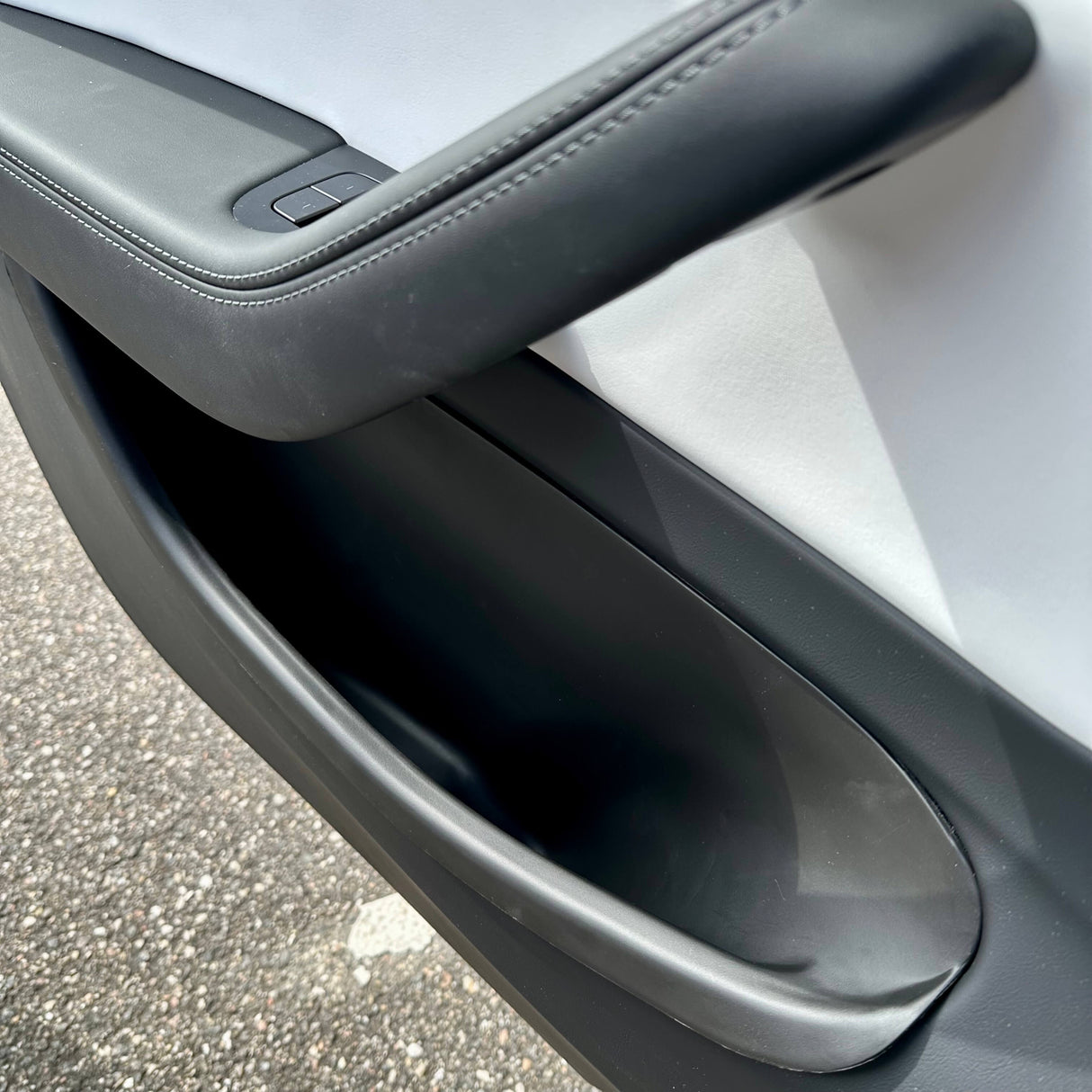 Türschwelle (XL) installiert in einem Tesla Model Y Juniper 2025 Türverkleidung, Nahaufnahme.