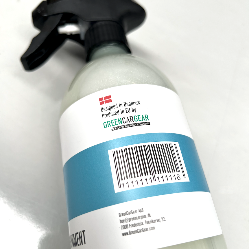 GCG MAX Cockpit-Reiniger Flasche mit QR-Code und dänischem Design-Label