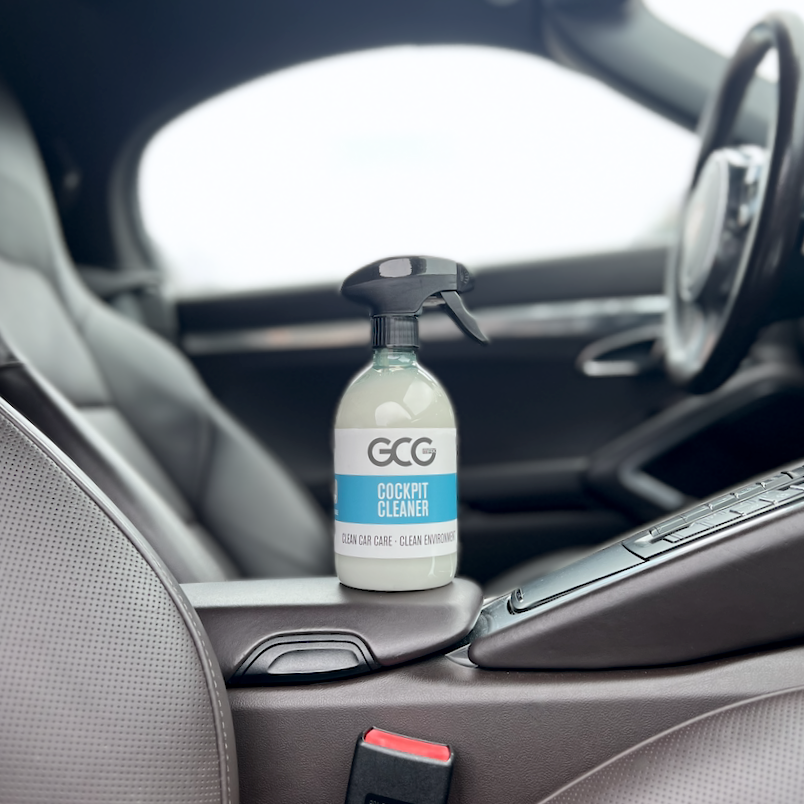 GCG MAX Cockpit-Reiniger im Fahrzeuginnenraum platziert.