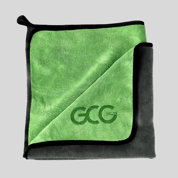GCG MAX Mikrofasertuch in Grün und Dunkelgrau, gefaltet und mit Logo.