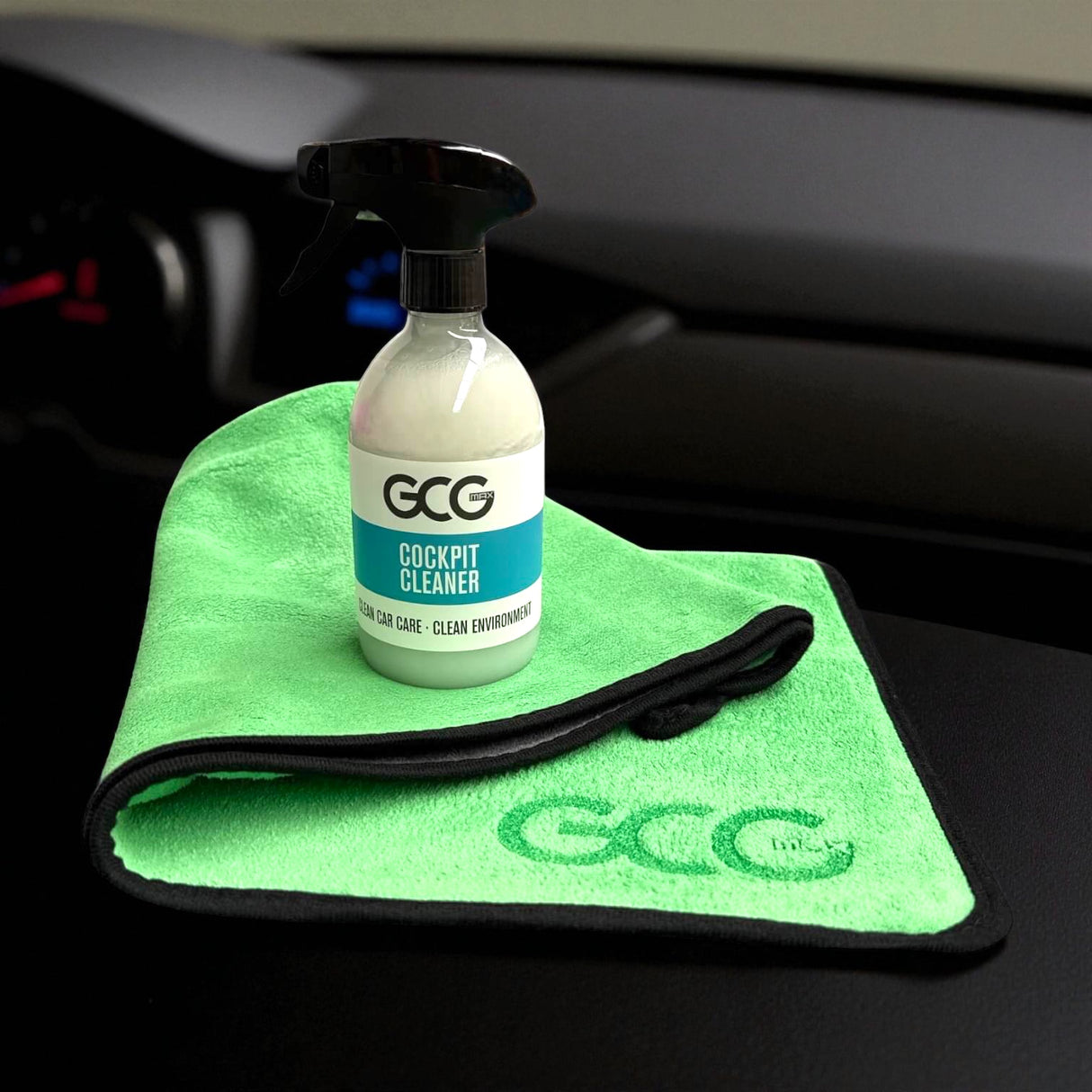 GCG MAX Cockpit-Reiniger und grünes Mikrofasertuch