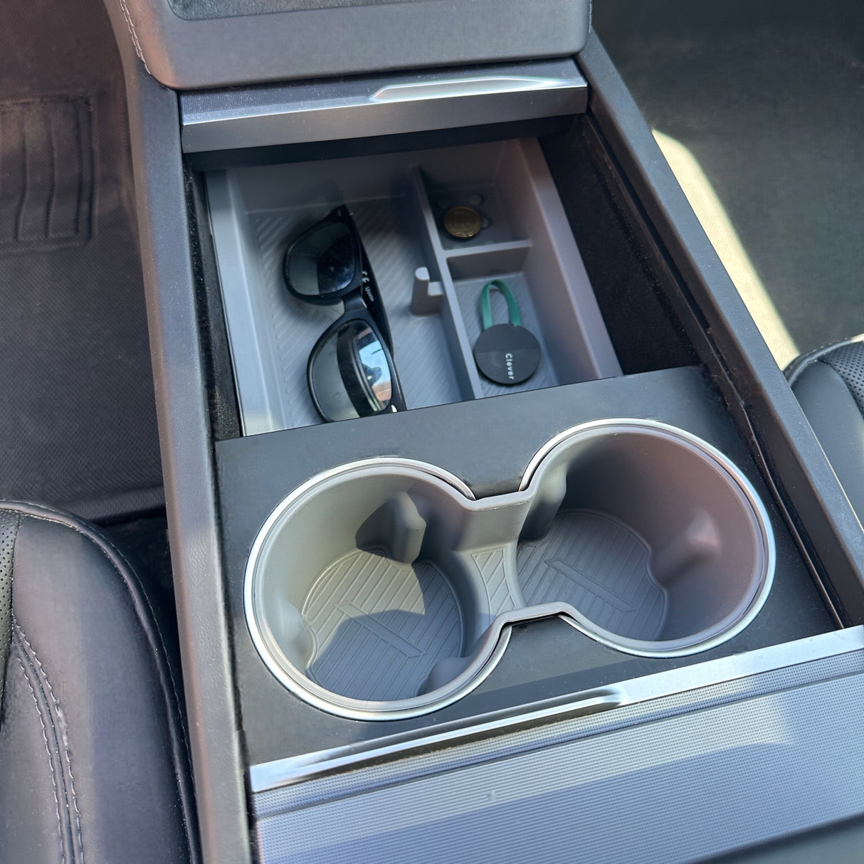 GCG Max Getränkehalter und Aufbewahrungsbox in Grau für Tesla-Innenraum.