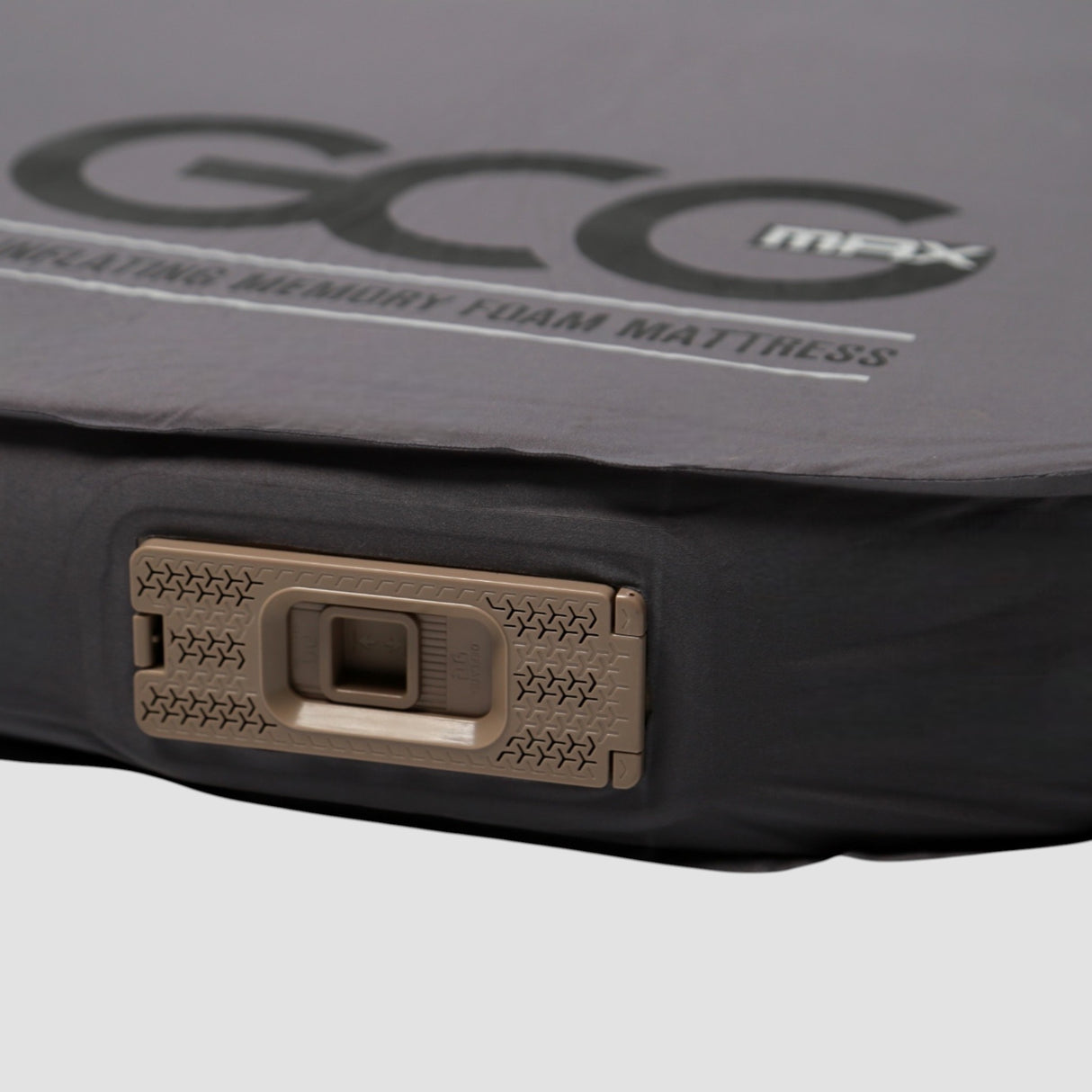 Nahaufnahme der GCG MAX Komfort Luftmatratze mit Memory-Schaum und Pumpe im Fokus.