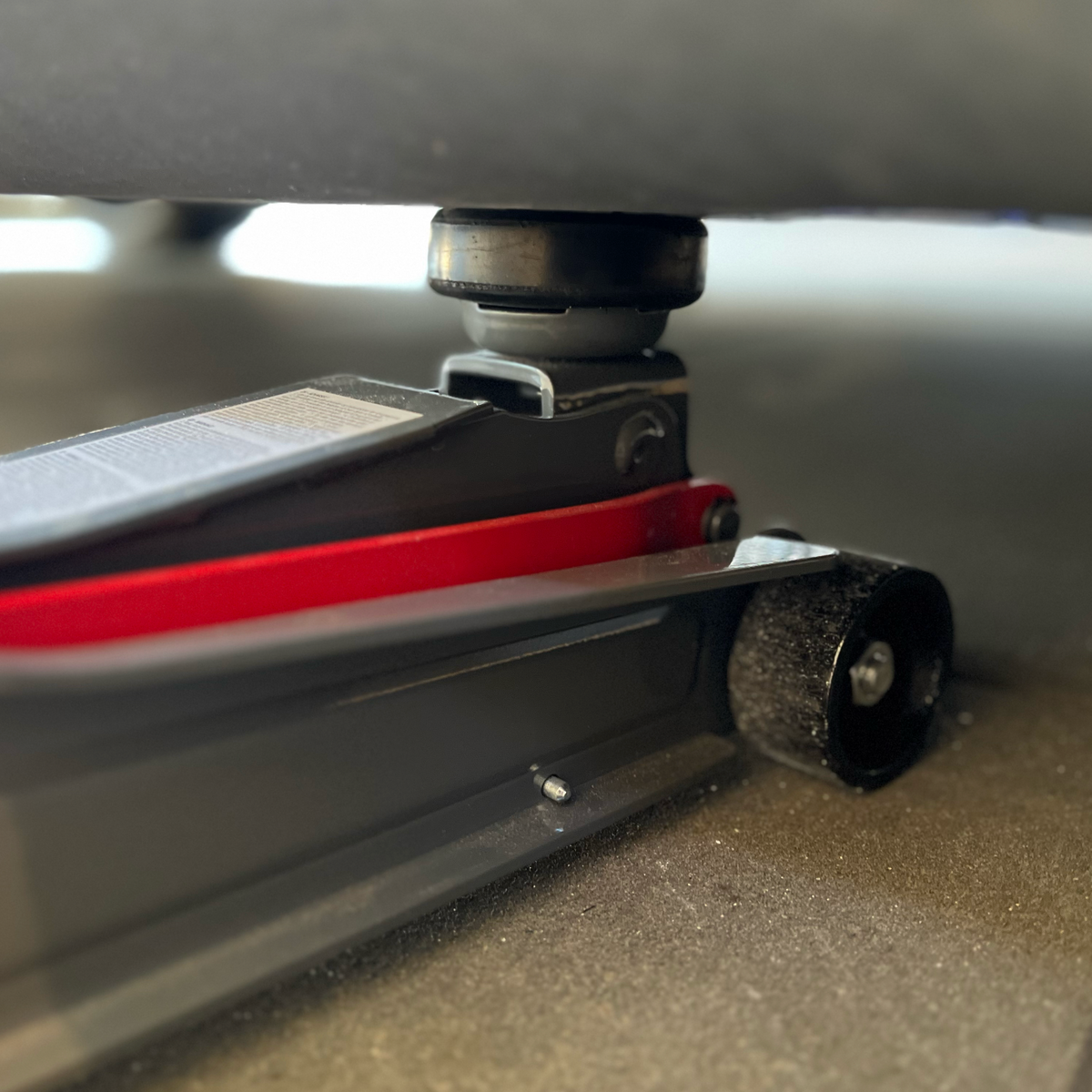 Hebeklotz aus schwarzem Gummi schützt das Auto beim Anheben mit dem Wagenheber.