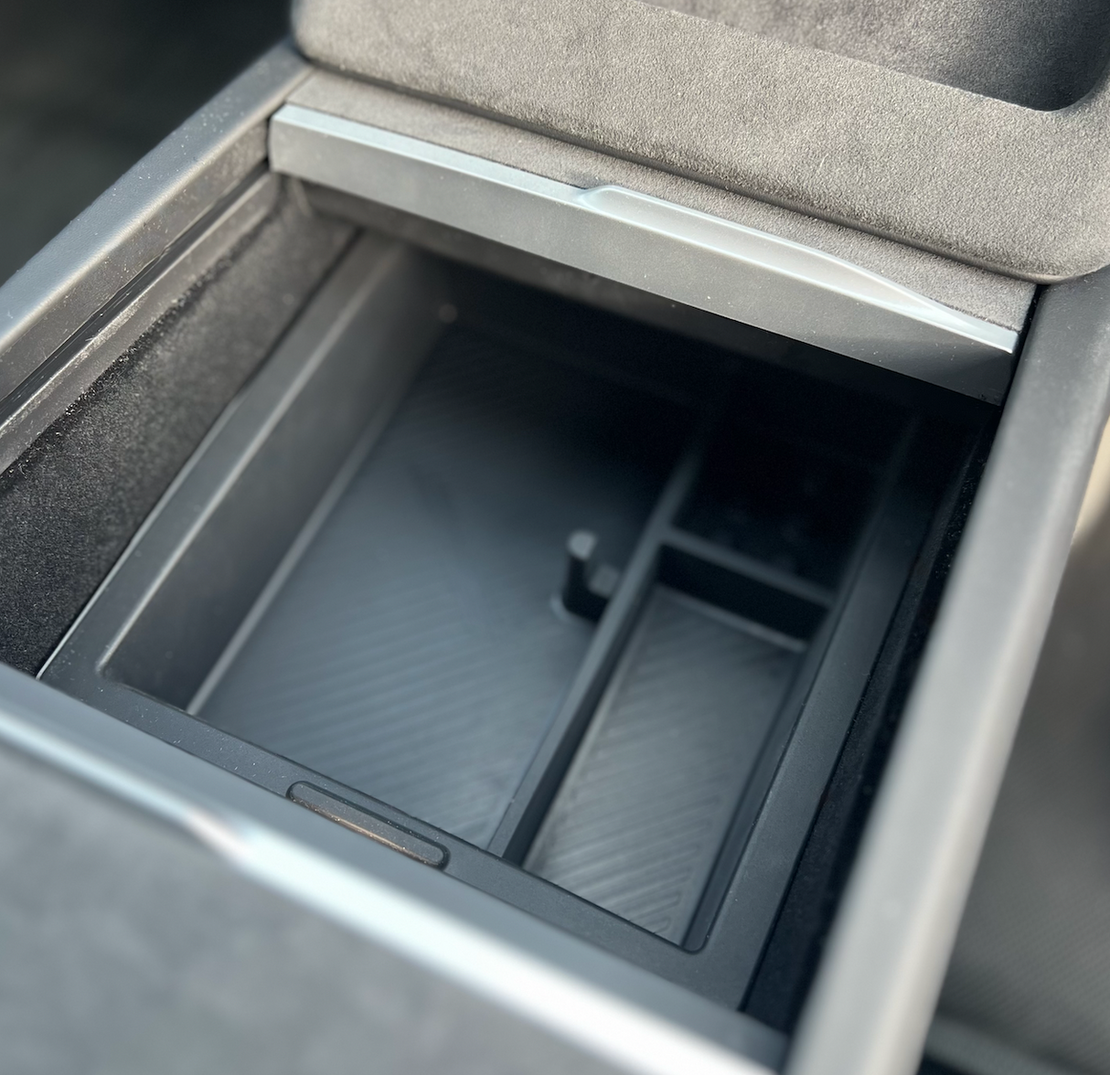 Box für die Mittelkonsole in einem Auto, geöffnet und leer gezeigt.