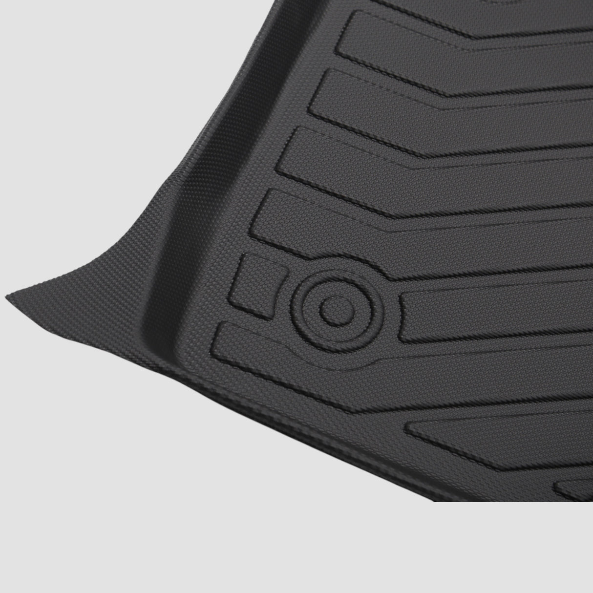 Detailaufnahme einer schwarzen 3D Allwetter-Matte mit Muster und Logo