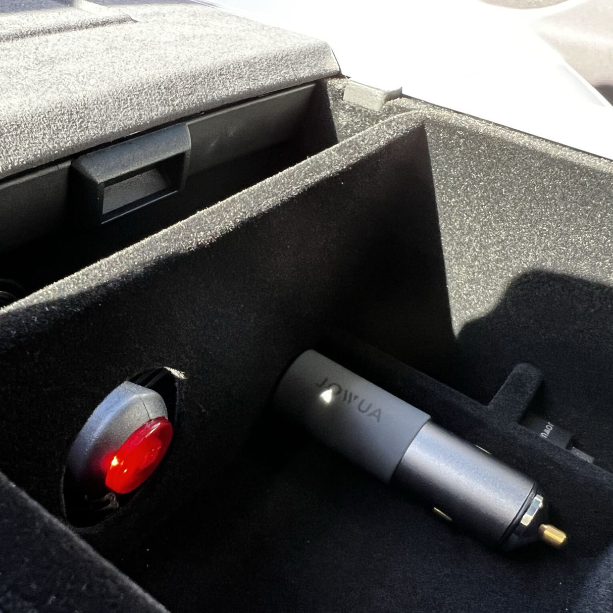 Aufbewahrungsbox für Armlehne (mit Zugang zu 12V) Passend für Tesla Model 3/Y