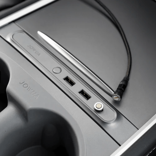 magnetisches Ladekabel, das an einem Jowua USB-Hub für Tesla angeschlossen ist