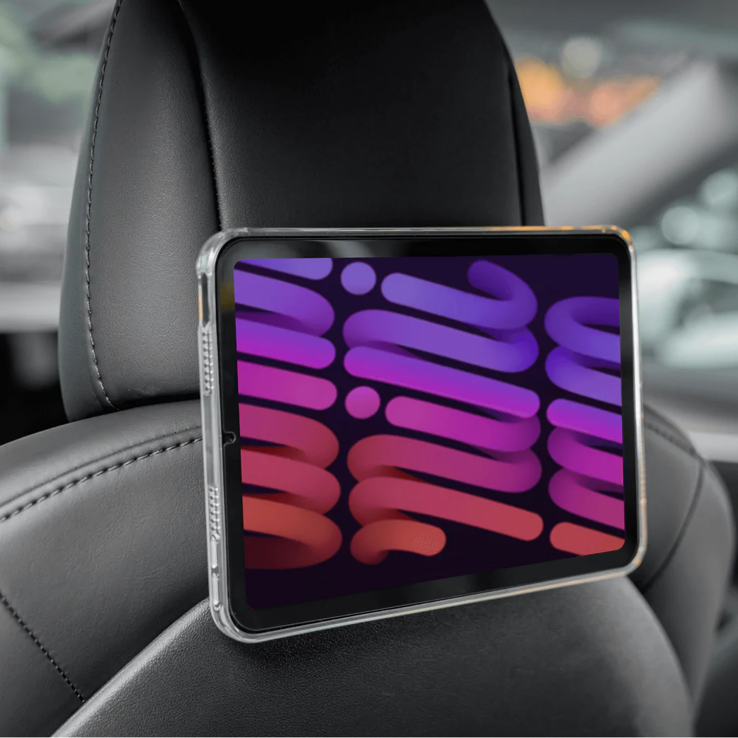 Tablet, das im Magnethalter befestigt ist.