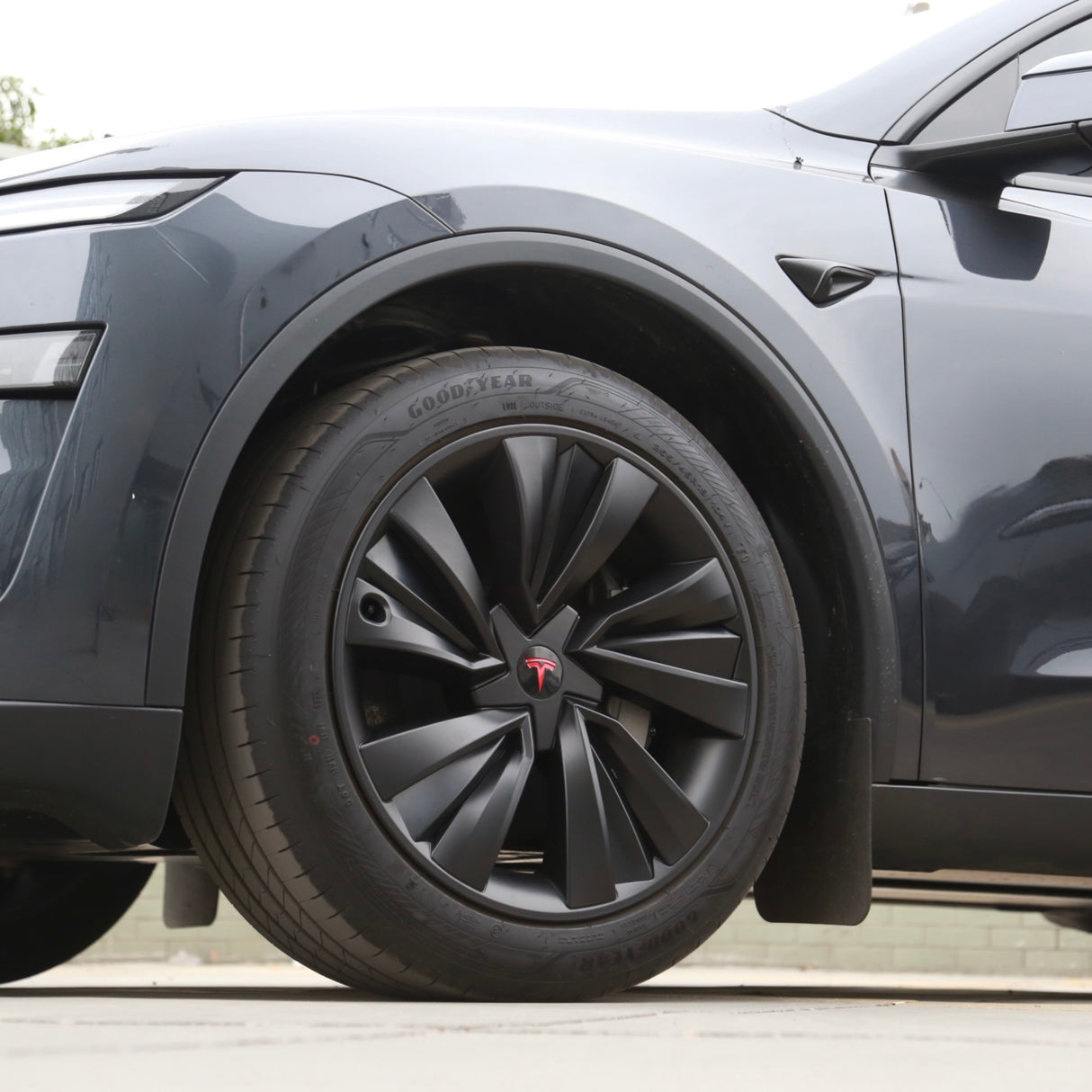 Spiralförmige Radkappe montiert auf Model Y Juniper 19" Crossflow-Felgen