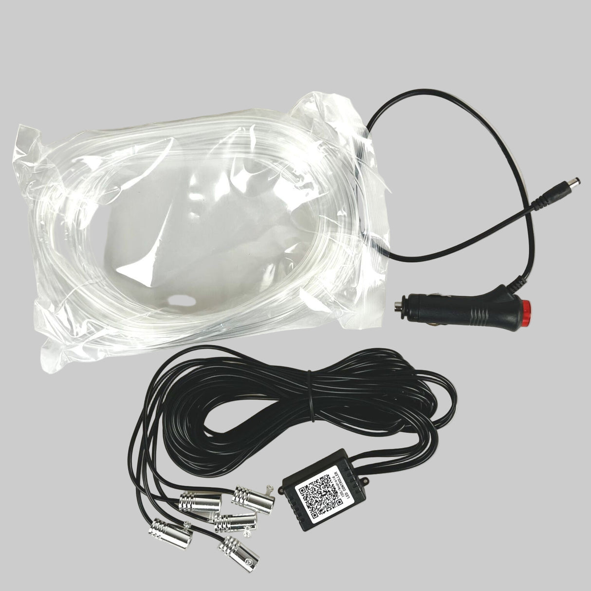 Das LED-Lichtpaket enthält die Kunststoffschläuche, die auf dem Bild zu sehen sind. Ebenfalls enthalten sind ein Netzteil sowie ein Konverter für die Lichtquellen.