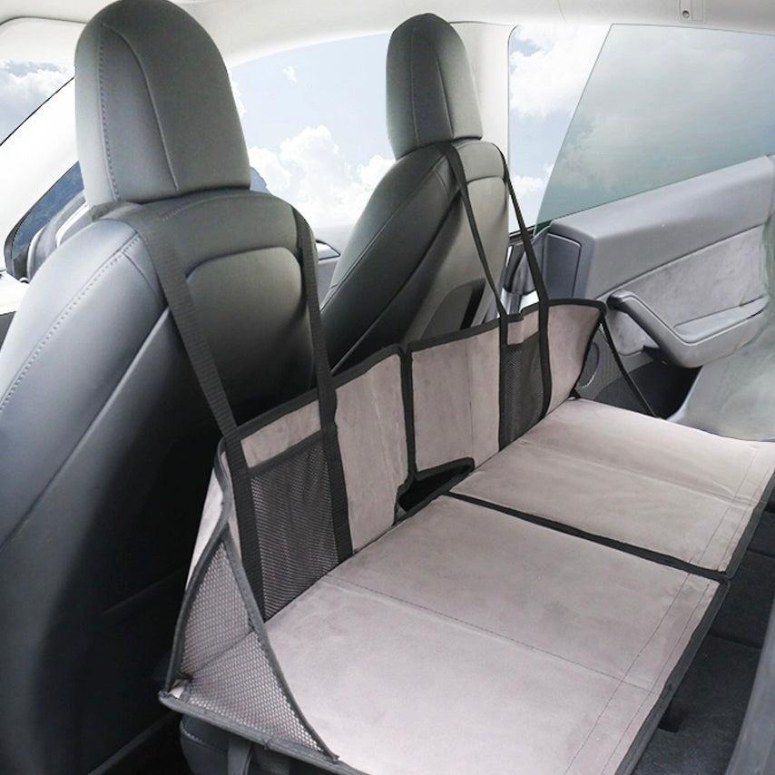 Graue Matratzenstütze in einem Auto, perfekt für Tesla Model 3/Y, aber auch für andere Elektroautos.