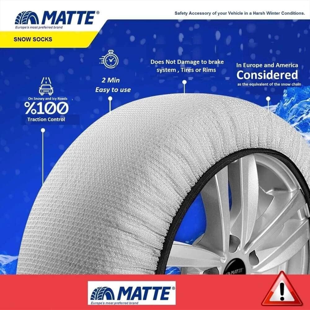 Weiße Matte-Schneeketten montiert an einem Autoreifen in der Nähe von Schnee.