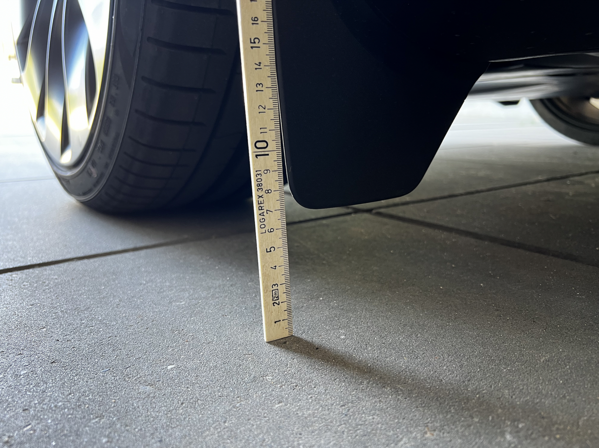 Originale Schmutzfänger am Tesla Model Y mit Lineal gemessen.