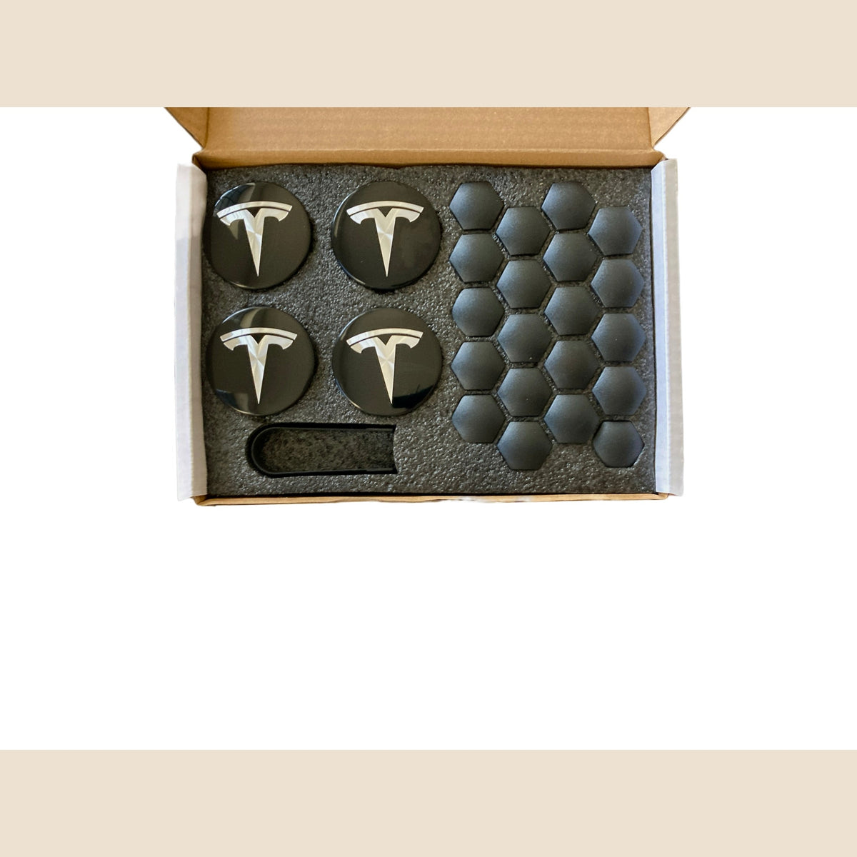 Aero Wheel Cap Kit til Tesla – sorte navkapsler med hvidt Tesla-logo og boltcovers i æske