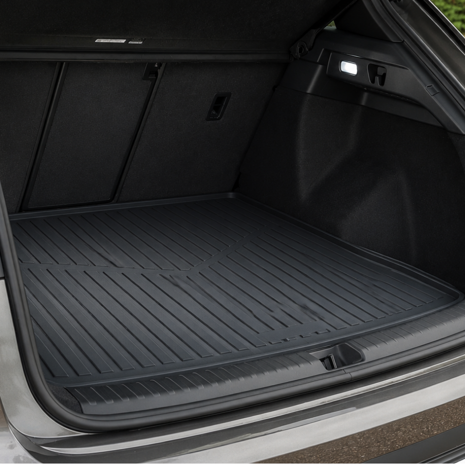 Sort bagagerumsmåtte monteret i åbent bagagerum på Audi Q4 E-tron / VW ID.4