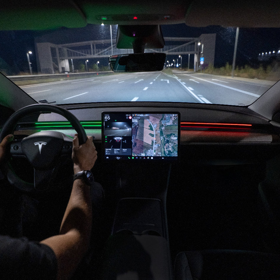 S3XY Strip LED-Licht für Tesla Model 3/Y am Armaturenbrett montiert mit roter und grüner Beleuchtung.