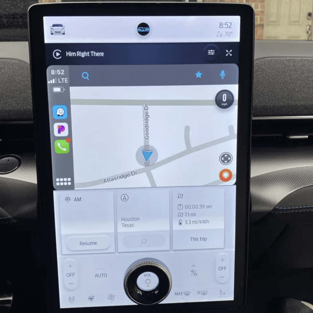 Skærmbeskytter på midterdisplayet i Ford Mustang Mach-E med navigation på skærmen