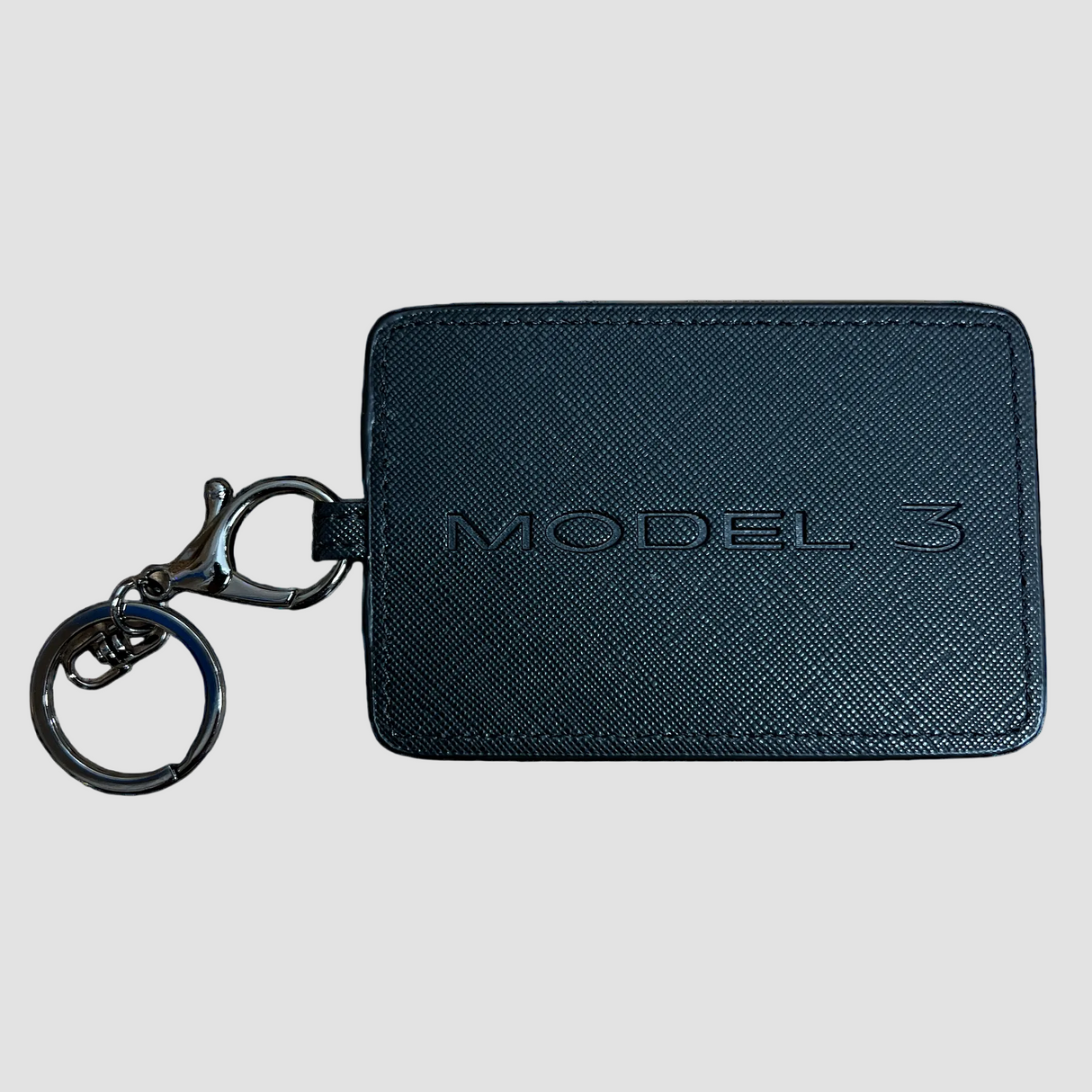 Model 3 Kartenhalter mit montiertem Schlüsselanhänger.