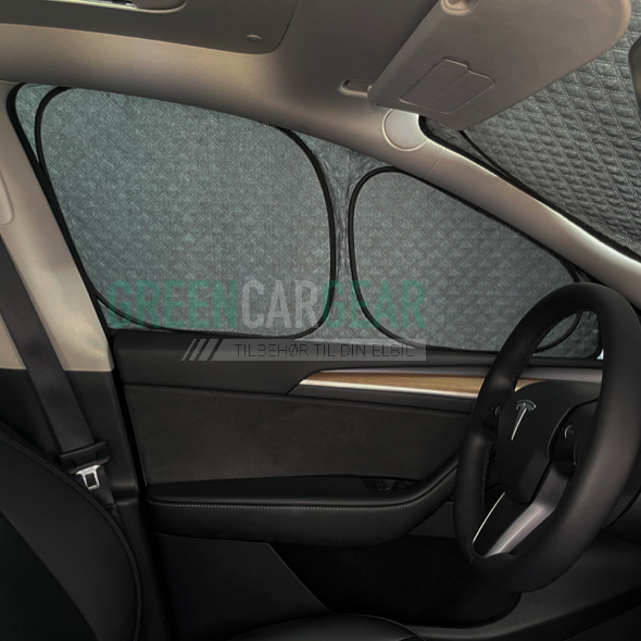 Abgedeckte Fenster in einem Tesla Model Y