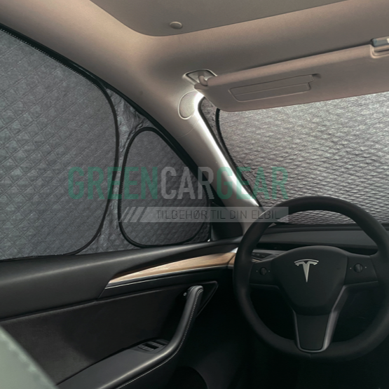 Abgedeckte Fenster in einem Tesla Model Y