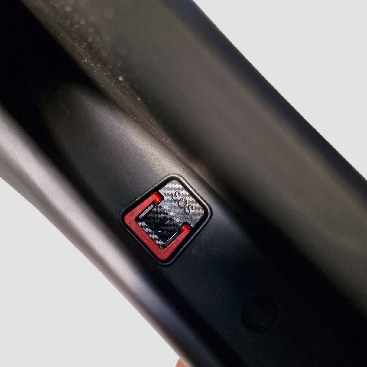 Türschwelle (XL) für Tesla Model Y Juniper 2025 mit schwarzem Carbon-Detail und rotem Rand.