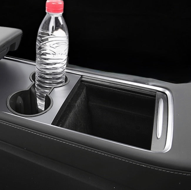 Getränkehalter für Tesla Model Y mit Wasserflasche im Auto