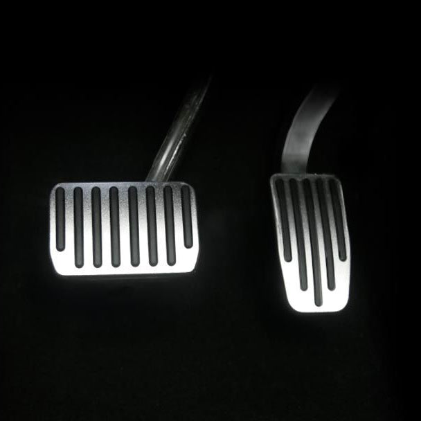 schwarzes Bild von Aluminium-Pedalen für Tesla