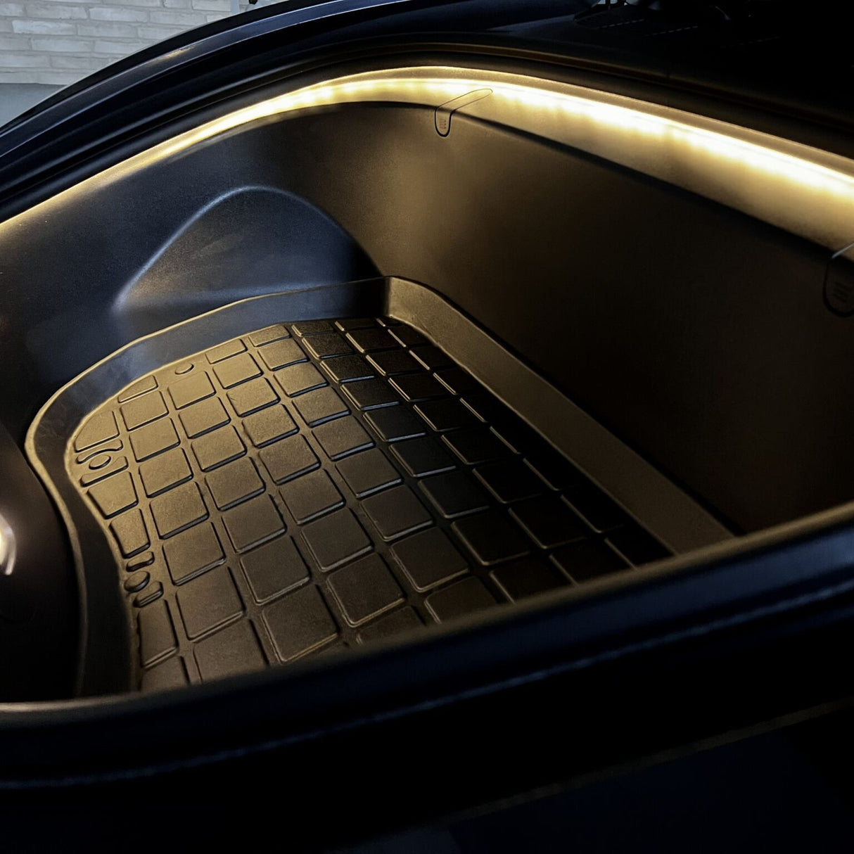 Tesla Frunk mit LED-Lichtleiste und Gummimatte.
