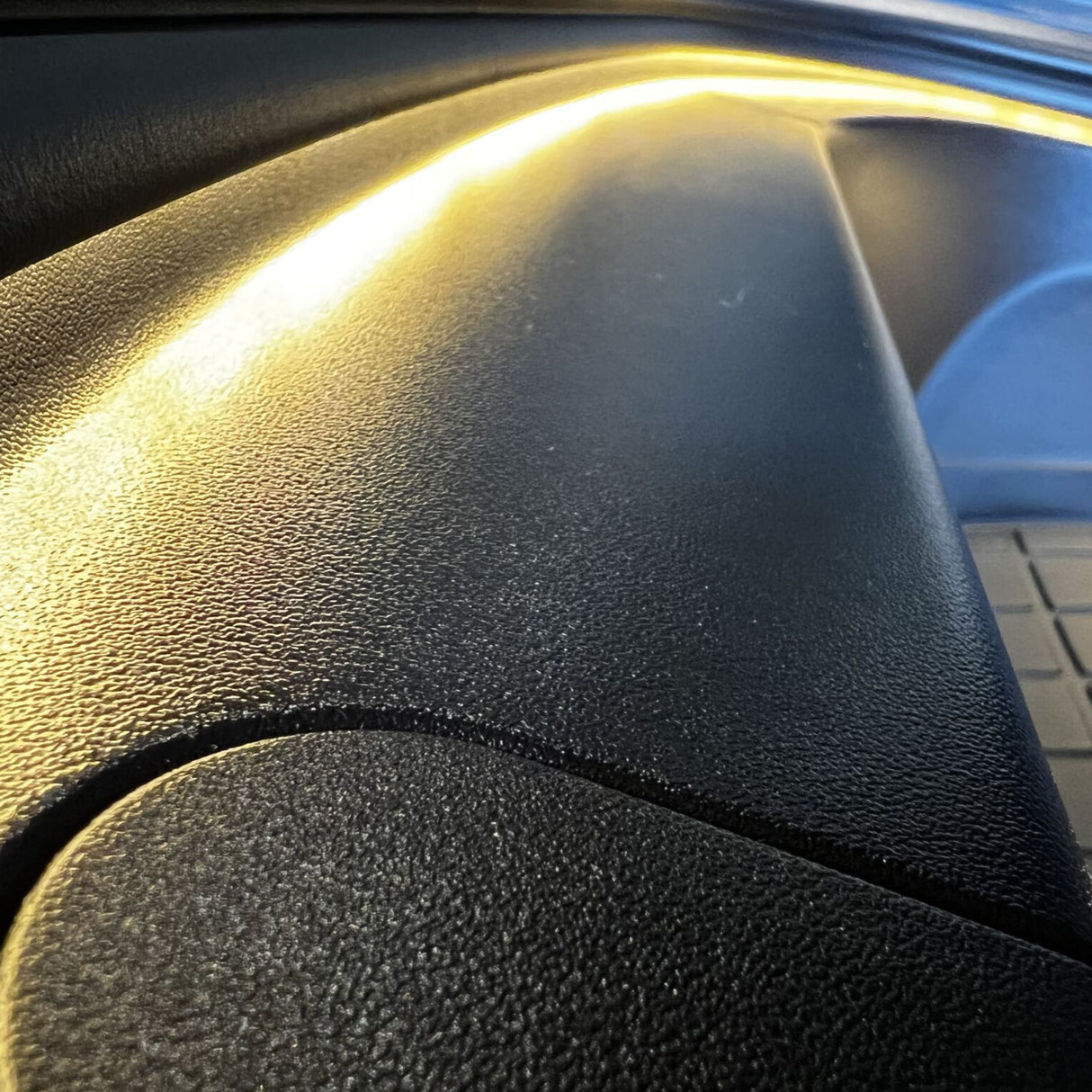 LED-Lichtleiste montiert im Frunk eines Tesla Model 3/Y.