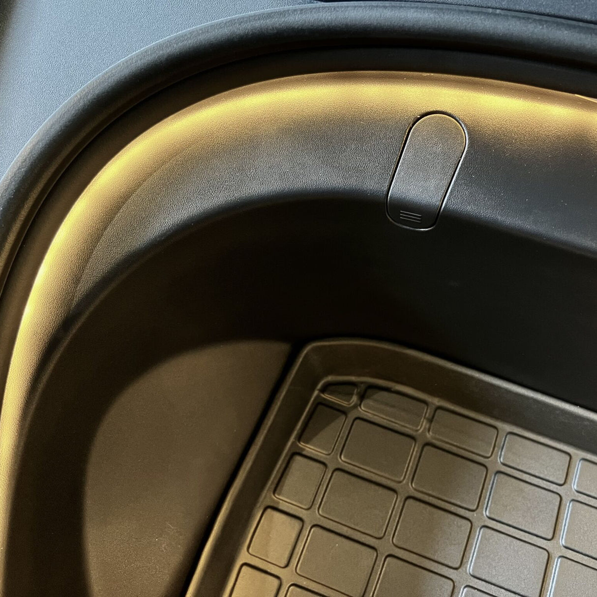 LED-Lichtleiste im Frunk eines Tesla Model 3 Zubehörs