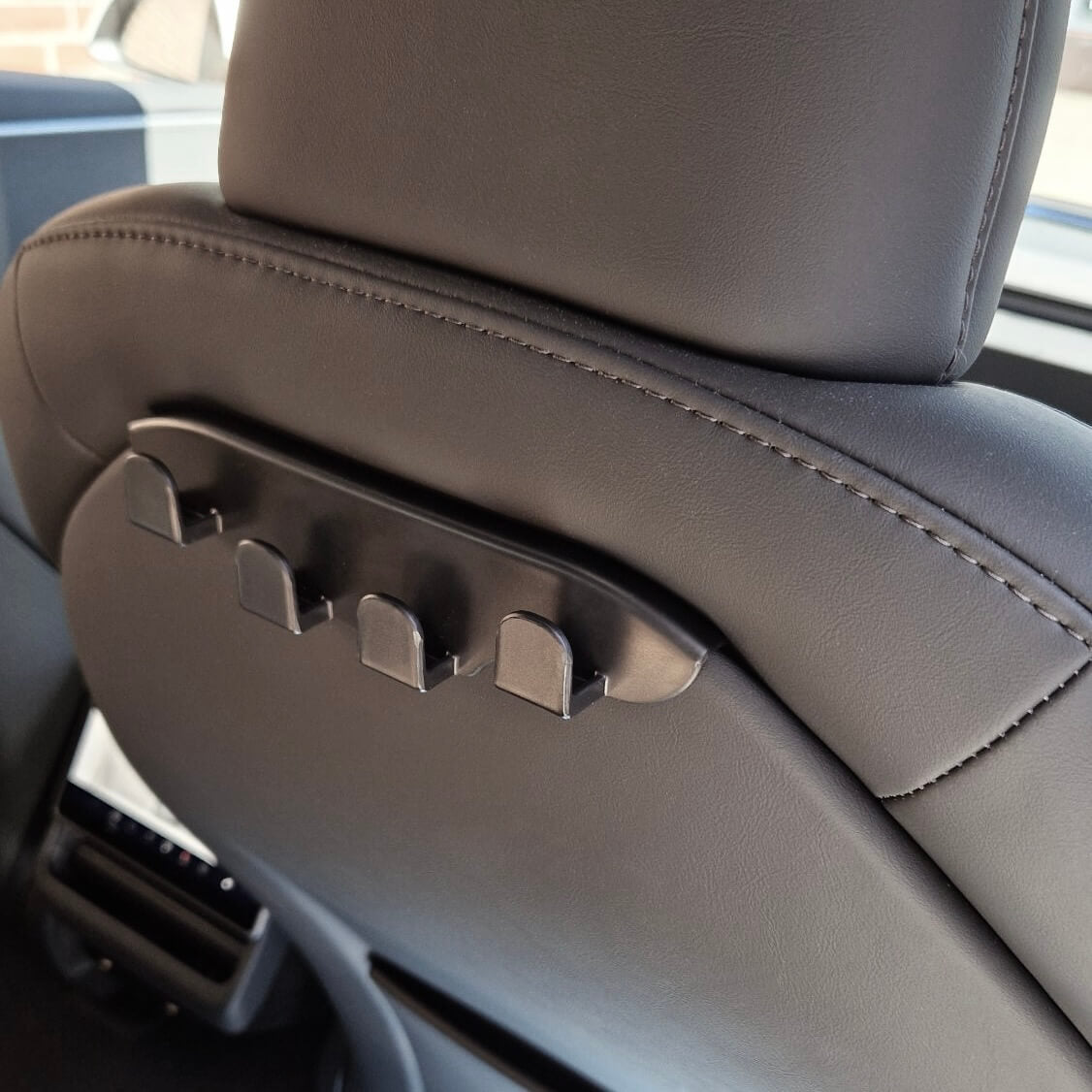 Einfache Montage des Hakens an der Rückenlehne des Vordersitzes – perfekt zur Aufbewahrung im Tesla