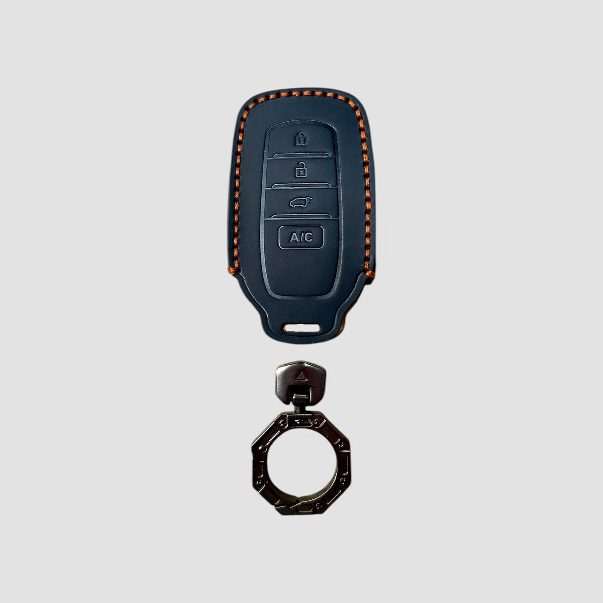 Schlüsselcover und Ring für Toyota bZ4X, von vorne auf hellem Hintergrund gesehen.