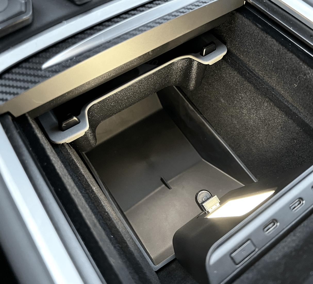Box/Unterlage für Mittelkonsole. Passend für Tesla Model 3/Y