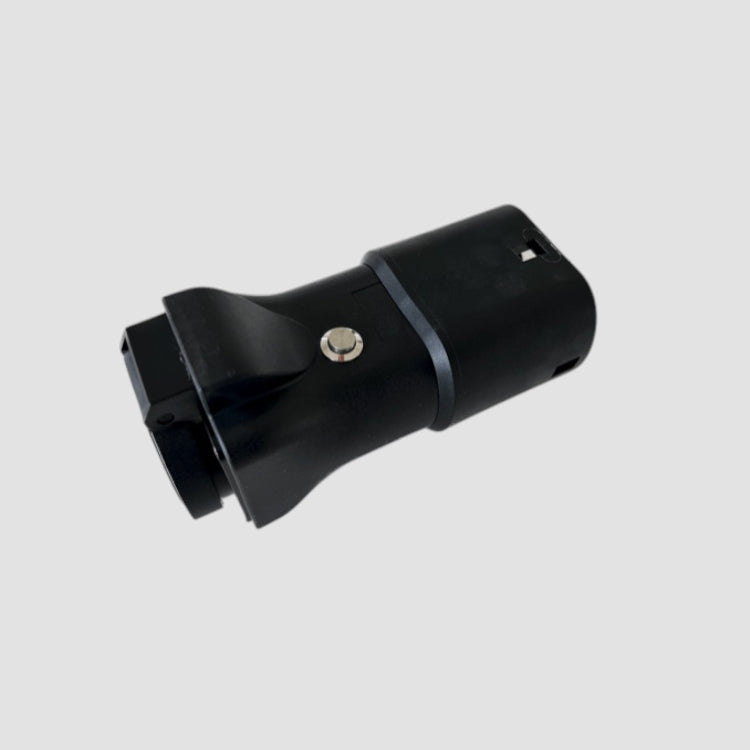 Schwarzer V2L-Adapter mit Typ-2-Eingang und 230V-Ausgang