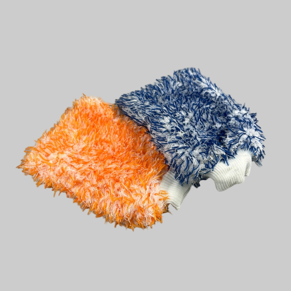 Ein orange-blauer Waschhandschuh