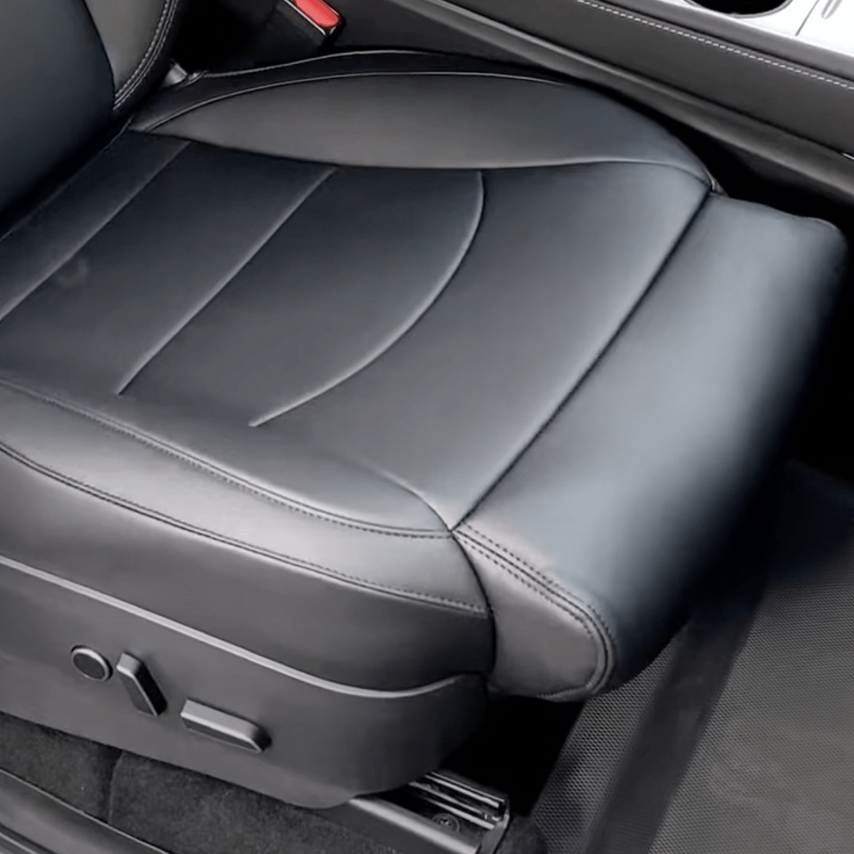 Bezug für den Vordersitz mit integrierter Stütze. Passend für Tesla Model 3/Y