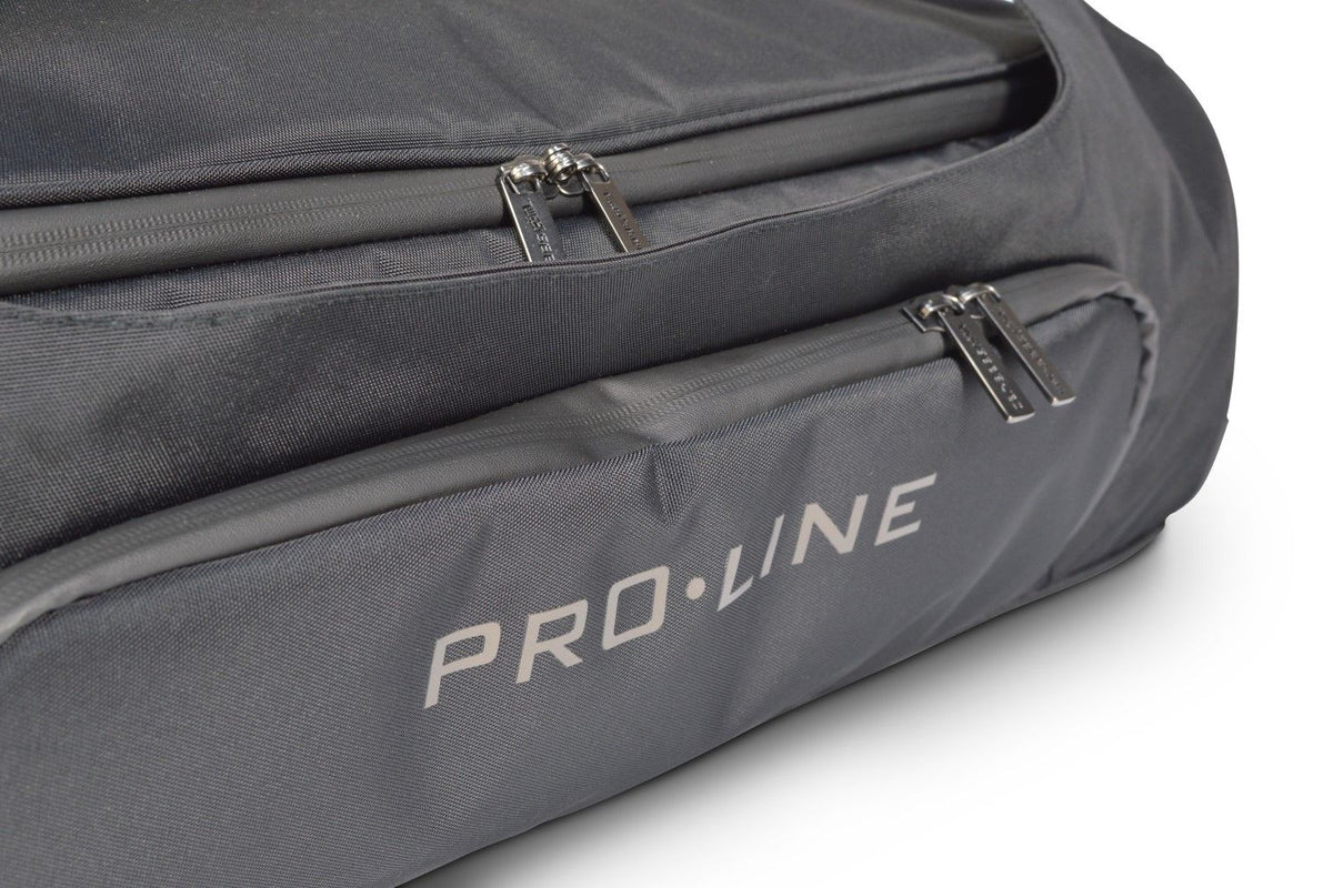 Detailaufnahme einer Car-Bags Rejsetaske Pro.Line mit Reißverschlüssen und Logo.