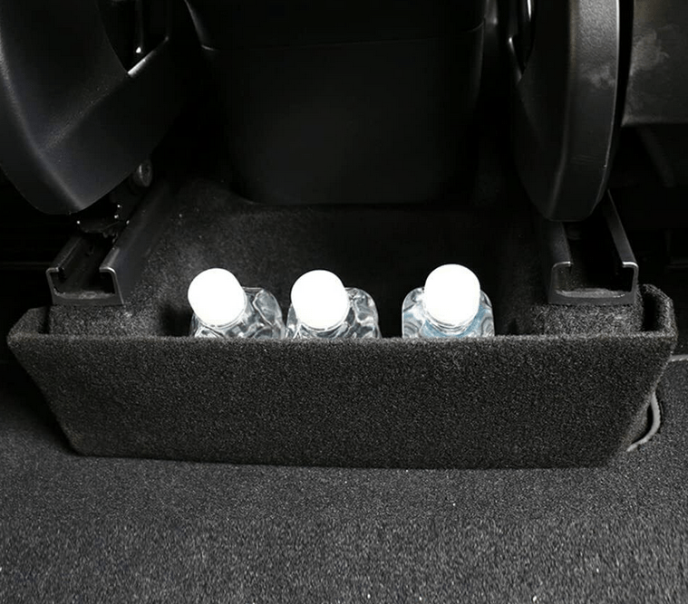 Teile zur Aufbewahrung zwischen den Sitzen im Tesla Model Y.