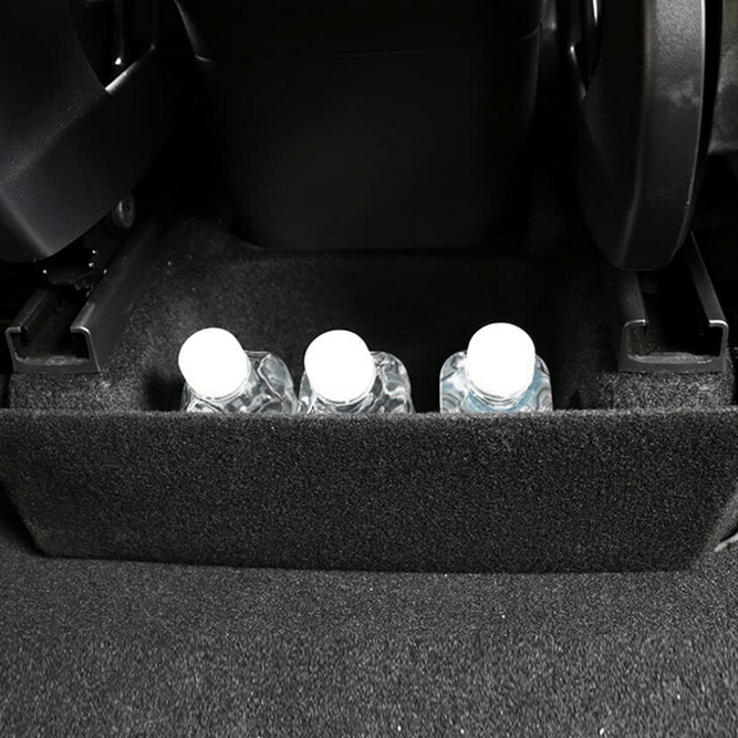 Teile zur Aufbewahrung zwischen den Sitzen im Tesla Model Y.