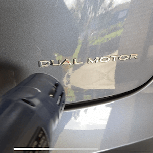 Dual Motor Emblem (verschiedene Farben)