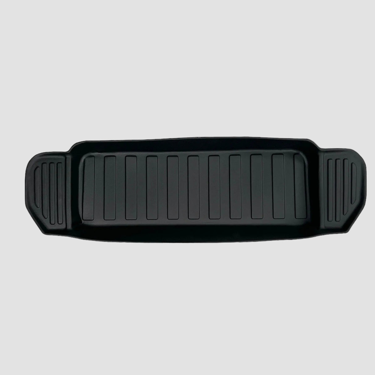 ein Schutz für den Frunk in einem Ford Mach E. Schwarze Farbe