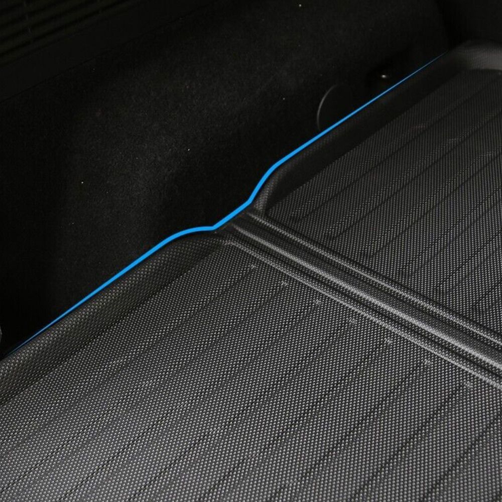 GCG MAX bagagerumsmåtte i Ford Mustang Mach-E med blitz ladekabel liggende i bagagerummet